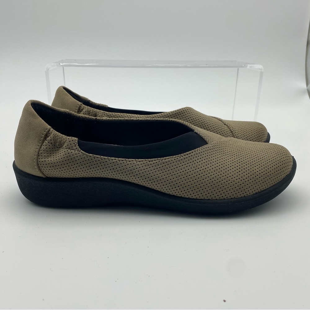 Clarks Cloudsteppers Women Size 8.5 Shoes Beige Canvas Slip On Comfort Loafer